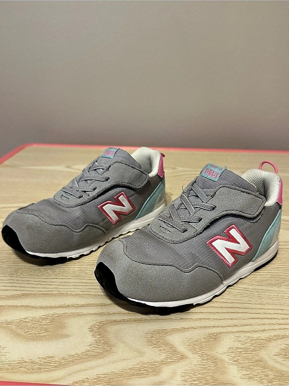 New Balance 574 Gray & Pink Sneakers Like New